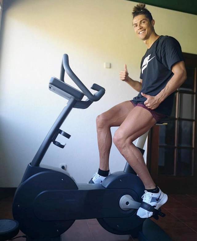 C.Ronaldo háo hức khoe ảnh leo núi cùng cô bạn gái xinh đẹp - Hình 5