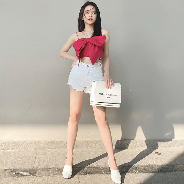 Cùng buộc nơ làm áo, tiểu mỹ nhân Hải Phòng đánh bại Linh Ka về độ táo bạo - Hình 3