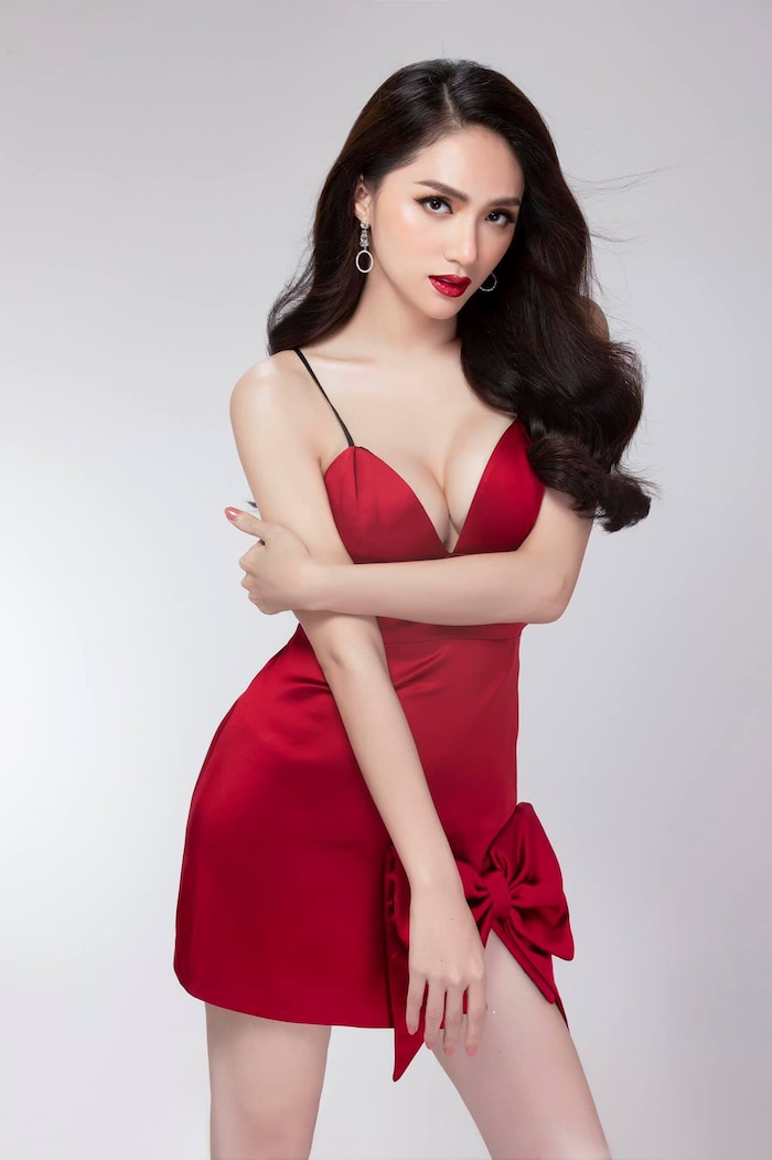 Hương Giang quyến rũ với váy đỏ rực, Khánh Vân tái hiện khoảnh khắc đăng quang Miss Áo dài - Hình 2