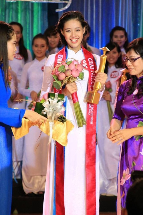 Hương Giang quyến rũ với váy đỏ rực, Khánh Vân tái hiện khoảnh khắc đăng quang Miss Áo dài - Hình 9