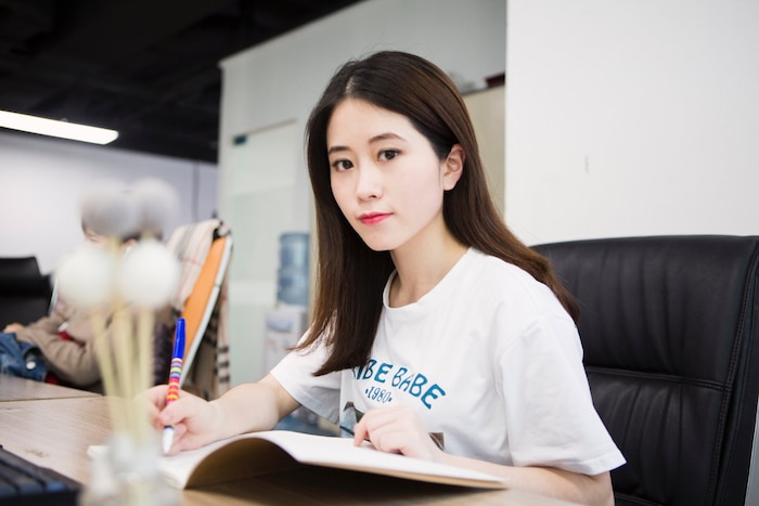 Không phải Lý Tử Thất, đây mới là vlogger nữ Trung Quốc có thu nhập cao nhất YouTube - Hình 1