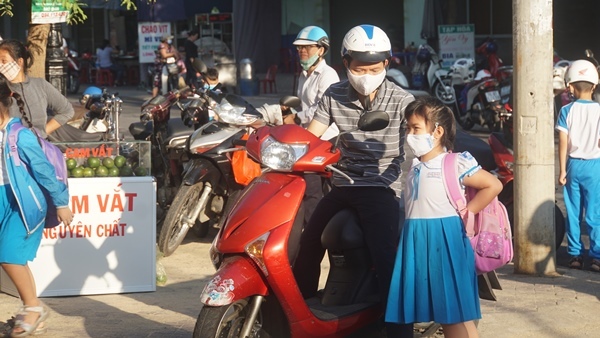 Lớp học không điều hoà, phụ huynh lo con nóng phát ốm - Hình 1