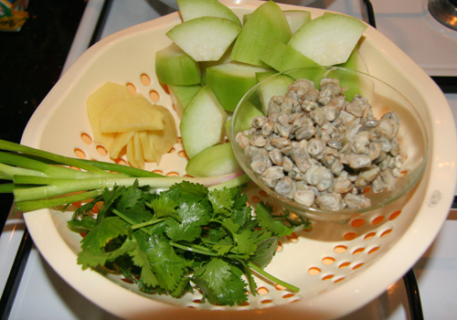 Ngọt vị canh hến nấu bí xanh - Hình 1