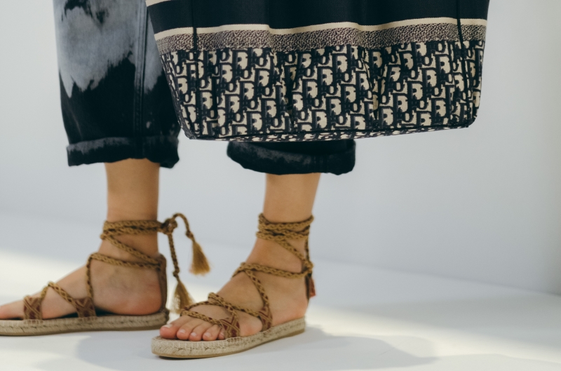 Những đôi sandals đế bệt dành cho các nàng sợ độ cao - Hình 1