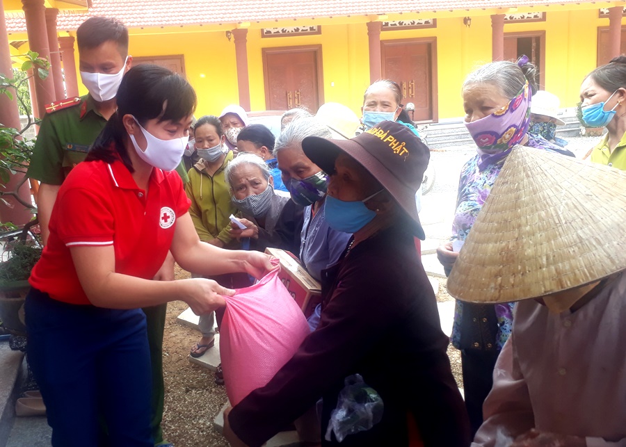 Phật giáo H.Quảng Bình trao quà đến gia đình khó khăn - Hình 1