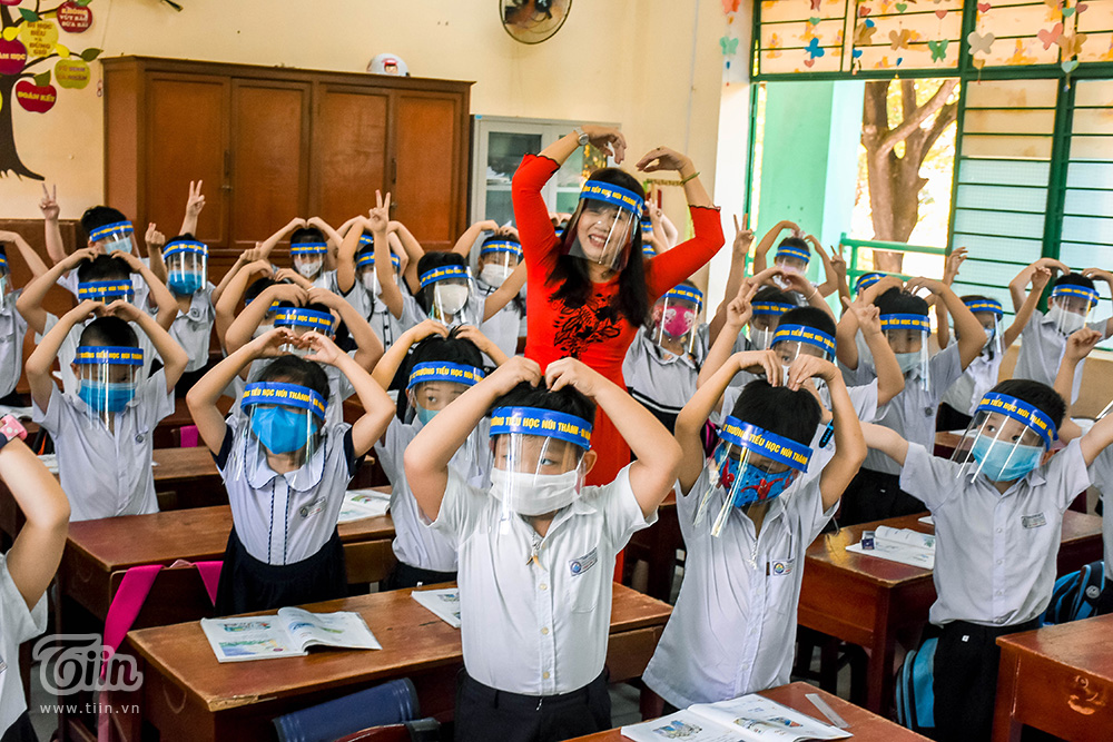 Phụ huynh người đồng tình, người phản đối việc học sinh đeo mũ chống giọt bắn, Hiệu trưởng nhà trường lên tiếng - Hình 2