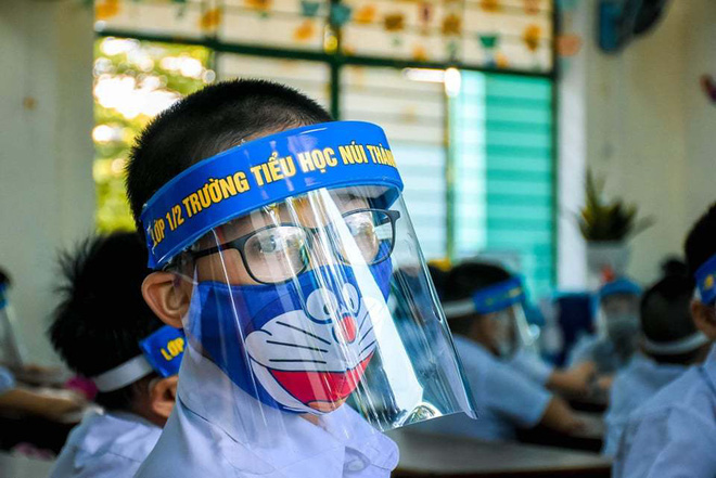 Phụ huynh tranh luận khi học sinh đeo tấm chắn giọt bắn trong lớp học: Người ủng hộ vì hạn chế nguy cơ nhiễm bệnh, người lại thương các con khó chịu, hại mắt - Hình 4
