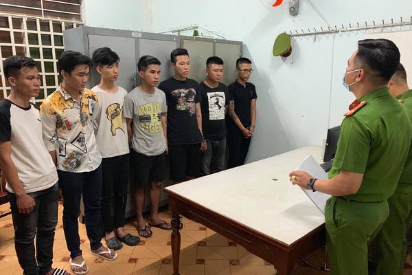 Quán karaoke cửa đóng then cài, bên trong hơn 30 nam nữ phê ma túy - Hình 5