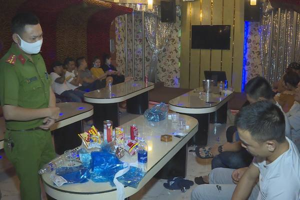Quán karaoke cửa đóng then cài, bên trong hơn 30 nam nữ phê ma túy - Hình 3