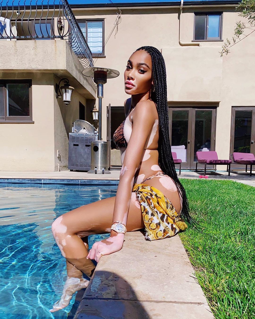 Winnie Harlow diện bikin.i thả dáng quyến rũ bên bể bơi - Hình 4