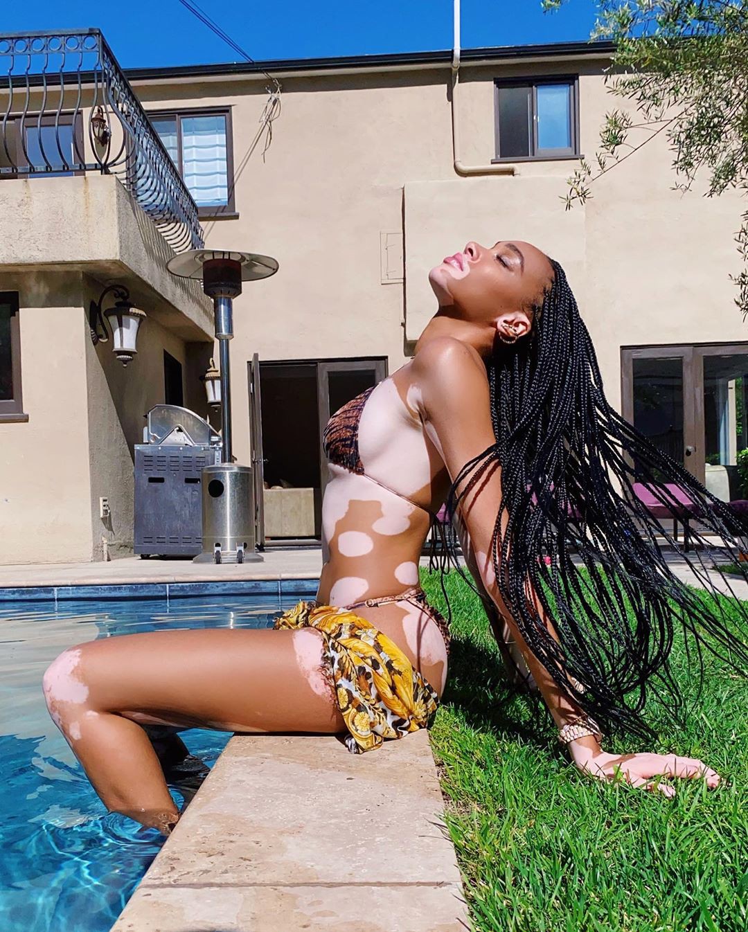 Winnie Harlow diện bikin.i thả dáng quyến rũ bên bể bơi - Hình 2