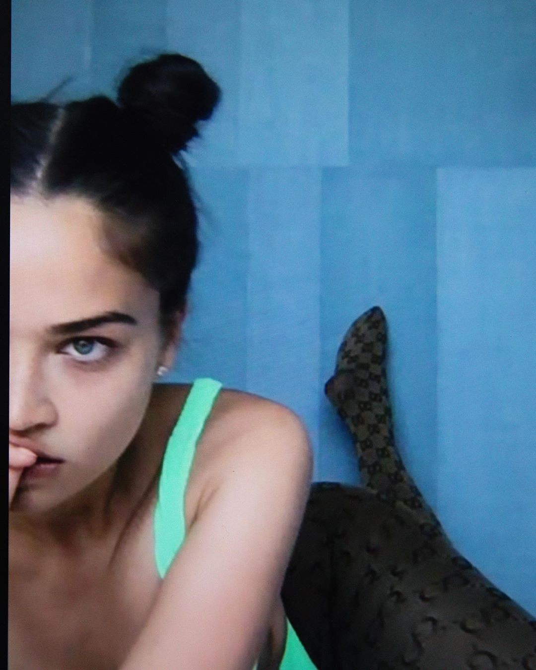 Siêu mẫu Úc Shanina Shaik bán nude chụp ảnh FaceTime tại nhà - Hình 8