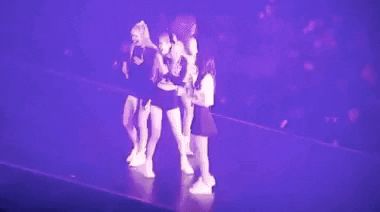 Được fan bất ngờ cầu hôn trong concert, Jennie (BLACKPINK) nói gì mà ai nấy sướng rơn, đến Rosé cũng rung rinh, tim đập bịt bịt? - Hình 4