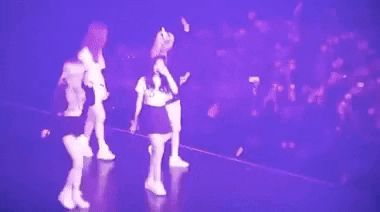 Được fan bất ngờ cầu hôn trong concert, Jennie (BLACKPINK) nói gì mà ai nấy sướng rơn, đến Rosé cũng rung rinh, tim đập bịt bịt? - Hình 1