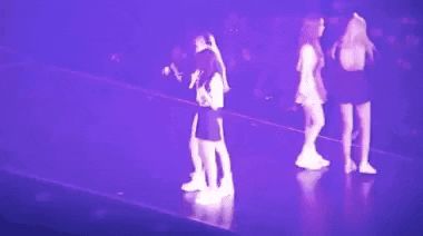 Được fan bất ngờ cầu hôn trong concert, Jennie (BLACKPINK) nói gì mà ai nấy sướng rơn, đến Rosé cũng rung rinh, tim đập bịt bịt? - Hình 2