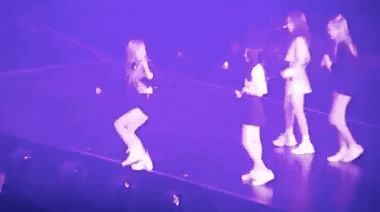 Được fan bất ngờ cầu hôn trong concert, Jennie (BLACKPINK) nói gì mà ai nấy sướng rơn, đến Rosé cũng rung rinh, tim đập bịt bịt? - Hình 3