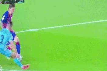 Hai hậu vệ kéo áo không ngăn được pha đi bóng của Messi - Hình 1