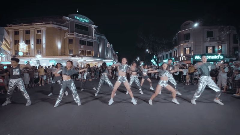 Khi thế giới vẫn đang gồng mình chống Covid-19 thì giới trẻ Việt Nam lên phố đi bộ dance cover quẩy tung, netizen quốc tế đang ghen tị hết sức! - Hình 1