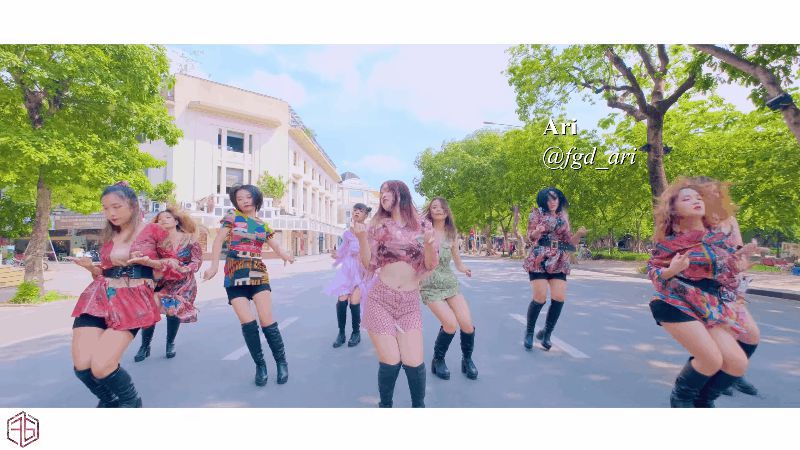 Khi thế giới vẫn đang gồng mình chống Covid-19 thì giới trẻ Việt Nam lên phố đi bộ dance cover quẩy tung, netizen quốc tế đang ghen tị hết sức! - Hình 7