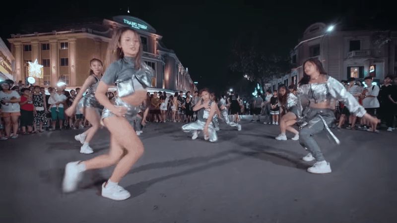 Khi thế giới vẫn đang gồng mình chống Covid-19 thì giới trẻ Việt Nam lên phố đi bộ dance cover quẩy tung, netizen quốc tế đang ghen tị hết sức! - Hình 2