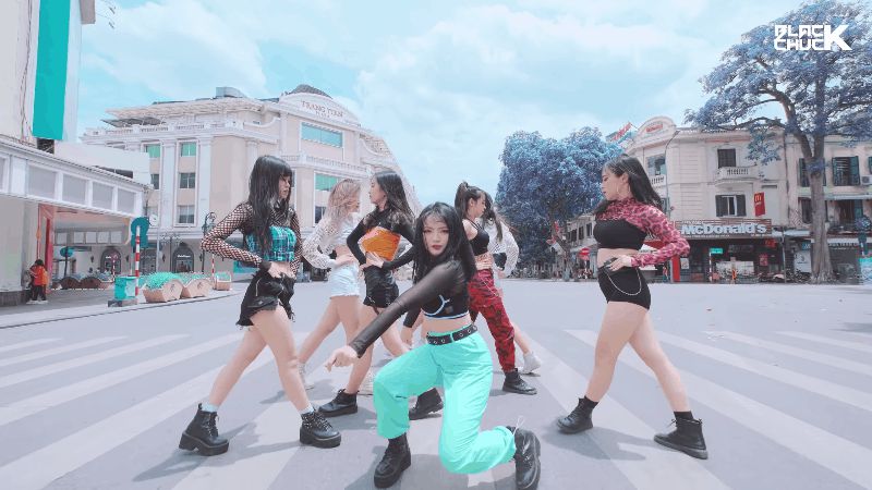 Khi thế giới vẫn đang gồng mình chống Covid-19 thì giới trẻ Việt Nam lên phố đi bộ dance cover quẩy tung, netizen quốc tế đang ghen tị hết sức! - Hình 5