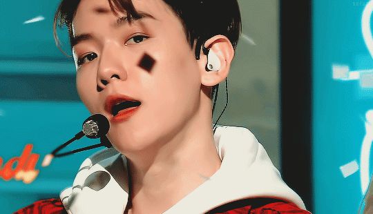 Baekhyun (EXO) gây sốt với visual điển trai, hát live còn đỉnh bất chấp vũ đạo khó khiến fan bối rối: Gương mặt với giọng hát cái nào đẹp hơn? - Hình 1