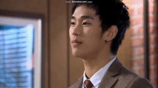 Vẻ ngây thơ đến quyến rũ của Kim Soo Hyun trải dài từ Dream High sang Its okay to not be okay - Hình 2