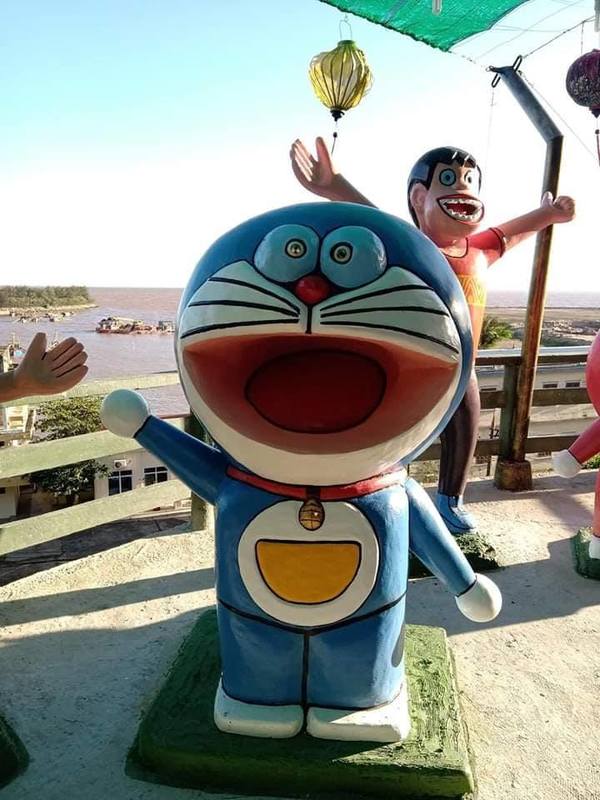 Tượng Doraemon bối rối đang làm gì vậy? Xem ngay hình ảnh này và bạn sẽ được đắm mình trong thế giới huyền bí của chú mèo máy hài hước này.