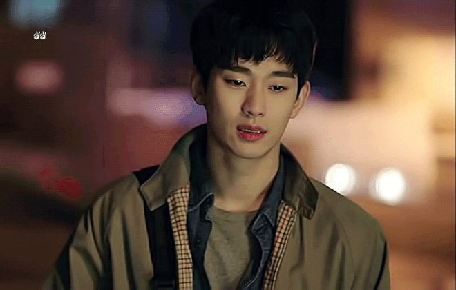 Chỉ một hành động xé bao của Kim Soo Hyun cũng làm chị em mê tít: Đẹp trai làm gì cũng ngầu! - Hình 3