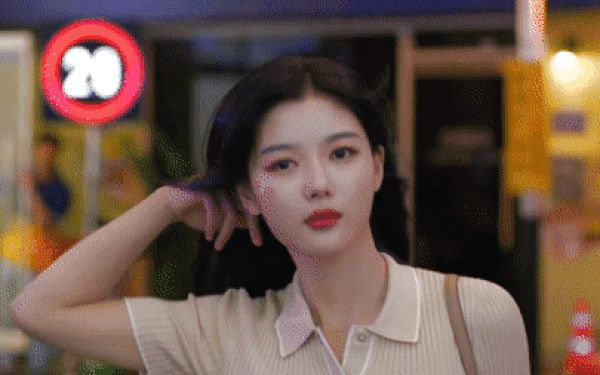 Từ sao nhí lột xác thành mỹ nhân, Kim Yoo Jung còn gây choáng khi sexy lấn át cả Jennie khi đụng hàng - Hình 2