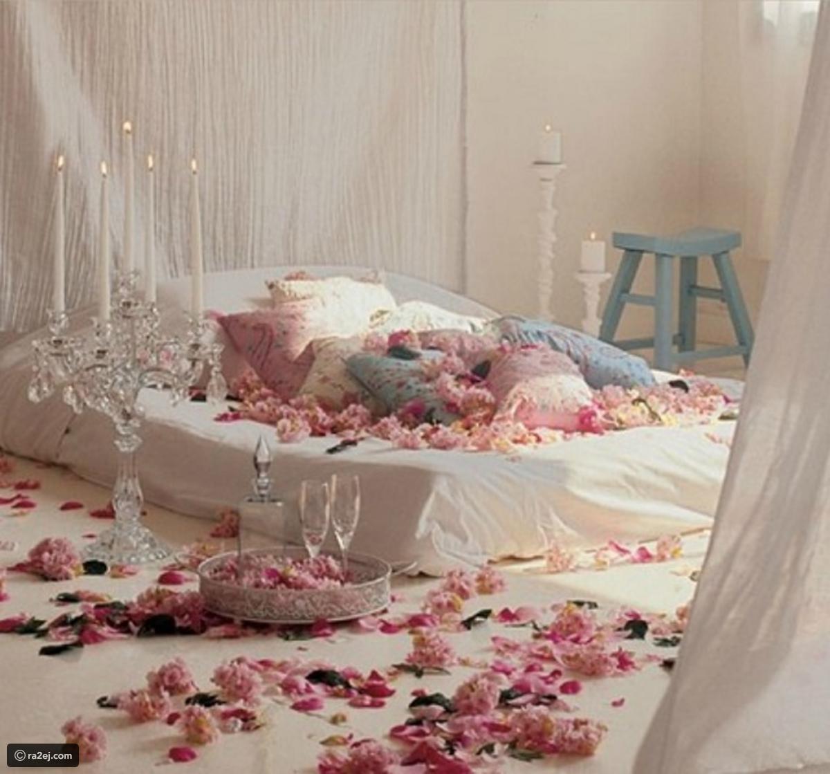 Романтичная постель. Лепестки роз на кровати. Спальня для молодоженов. Кровать усыпанная лепестками роз. Брачная ночь украшение комнаты.