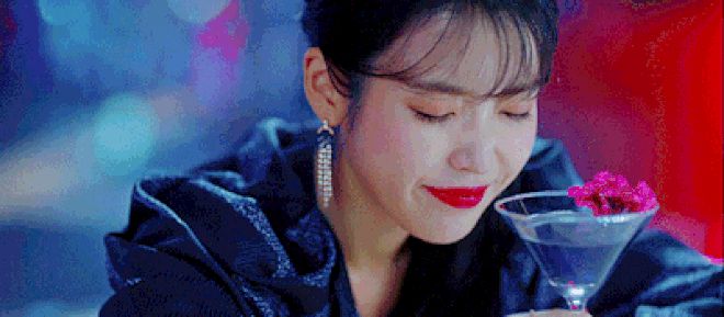 3 điểm giống giữa nàng thơ của Kim Soo Hyun và chị Nguyệt IU: Đều nằm kèo trên với nam chính, đam mê biến màn ảnh thành sàn catwalk - Hình 27