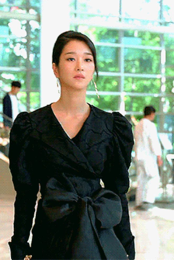 3 điểm giống giữa nàng thơ của Kim Soo Hyun và chị Nguyệt IU: Đều nằm kèo trên với nam chính, đam mê biến màn ảnh thành sàn catwalk - Hình 22
