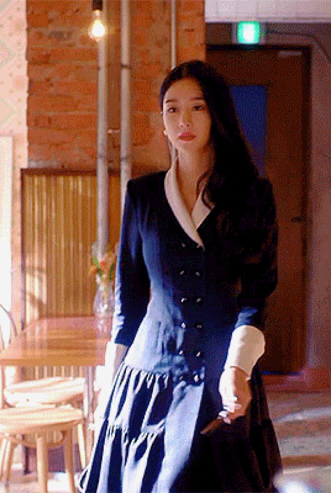 3 điểm giống giữa nàng thơ của Kim Soo Hyun và chị Nguyệt IU: Đều nằm kèo trên với nam chính, đam mê biến màn ảnh thành sàn catwalk - Hình 24