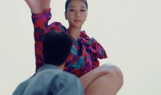 3 điểm giống giữa nàng thơ của Kim Soo Hyun và chị Nguyệt IU: Đều nằm kèo trên với nam chính, đam mê biến màn ảnh thành sàn catwalk - Hình 13