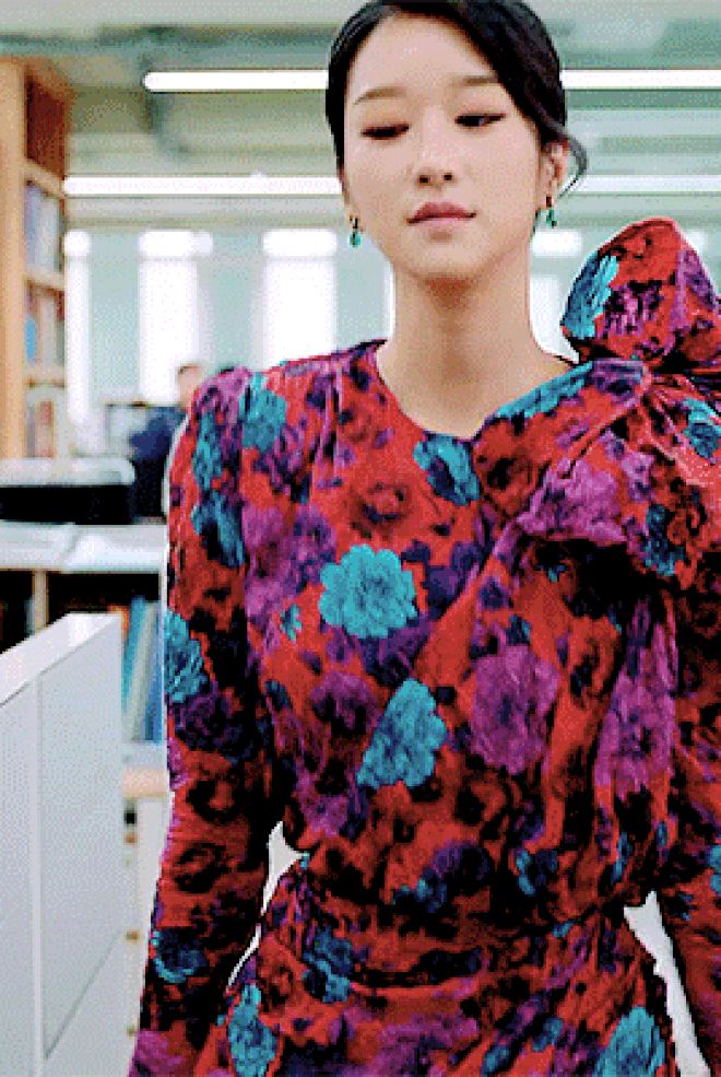 3 điểm giống giữa nàng thơ của Kim Soo Hyun và chị Nguyệt IU: Đều nằm kèo trên với nam chính, đam mê biến màn ảnh thành sàn catwalk - Hình 23