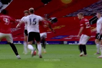 Pogba cáu gắt khi bị Martial phá hỏng pha solo - Hình 1