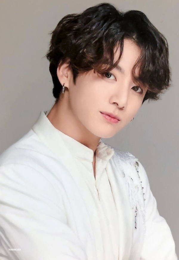 Jungkook rượt V BTS chạy nguyên 1 vòng số 8 mặc crop top lộ hết cả bụng  vẫn hăng say tưới hoa