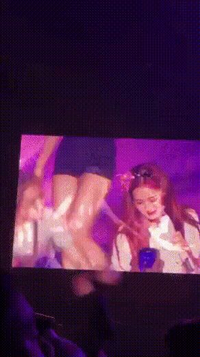 Jennie từng phũ phàng hất tay Jisoo ngay trong concert và lý do phía sau khiến fan ngã ngửa - Hình 3