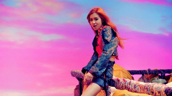 Rosé chính là thành viên dũng cảm nhất BLACKPINK khi toàn được giao cảnh mạo hiểm: Hết đu đèn, bị treo lơ lửng đến xoay người 360 độ - Hình 3