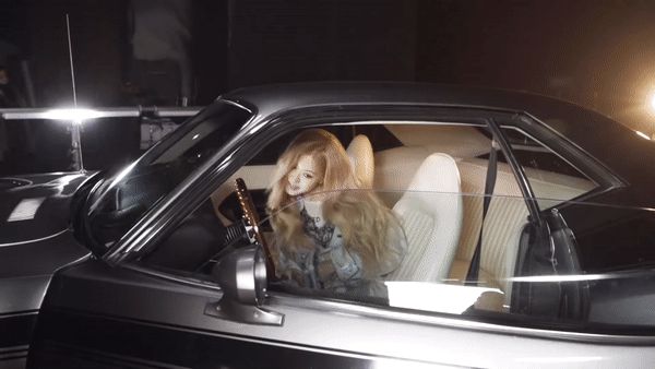 Rosé chính là thành viên dũng cảm nhất BLACKPINK khi toàn được giao cảnh mạo hiểm: Hết đu đèn, bị treo lơ lửng đến xoay người 360 độ - Hình 11