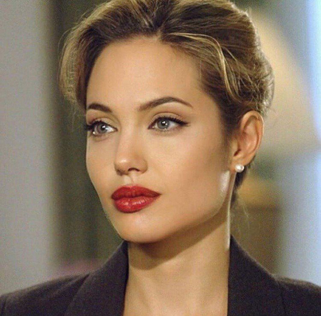 Even women were fascinated by Angelina Jolie's beauty in the past: Beautiful like a god, breathtakingly seductive aura - Photo 4