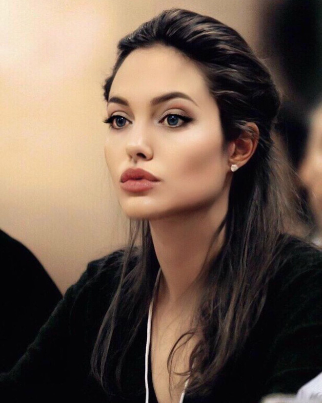 Even women were fascinated by Angelina Jolie's beauty in the past: Beautiful like a god, breathtakingly seductive aura - Photo 2