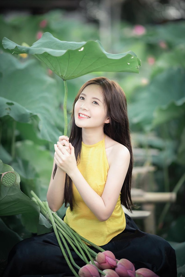 Thiếu nữ Hà thành cầm hoa sen là một bức tranh tuyệt đẹp về nét đẹp truyền thống Việt Nam. Hãy xem hình ảnh này để thưởng thức vẻ đẹp thanh lịch của cô gái Hà thành và sự tinh khiết của hoa sen.