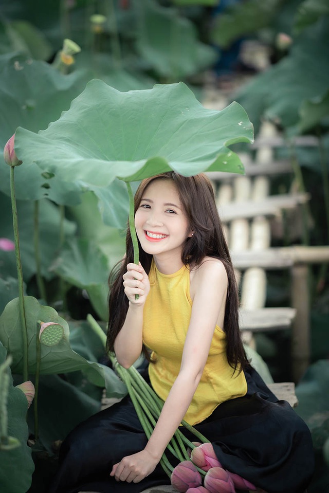 Hình ảnh thiếu nữ Hà Thành với trang phục cổ điển, phiêu du giữa thế giới hoa sen thơm ngát sẽ khiến bạn say đắm. Cùng đắm chìm vào vẻ đẹp thơ mộng và mơ màng của hoa sen.