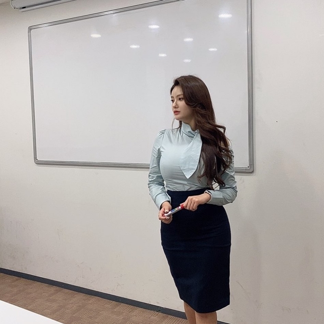 4 cô giáo Hàn, Việt cực xinh đẹp lại có gu mặc quyến rũ từ trên lớp tới đời thường - Hình 13