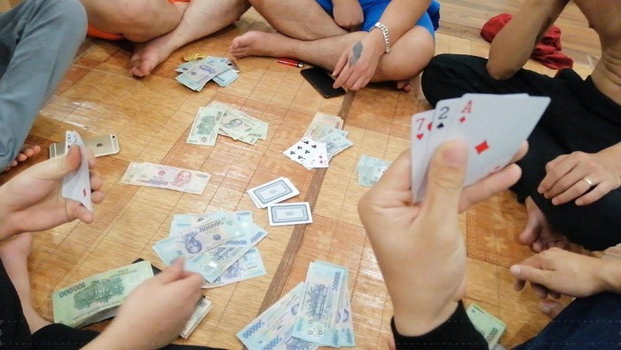 Bi hài cưới phải người vợ bán linh hồn cho chiếu bạc - Hình 1