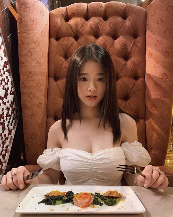 Bị nghi nâng ngực, Linh Ka chẳng ngại phản ứng lại, khẳng định vòng 1 đẹp tự nhiên - Hình 8