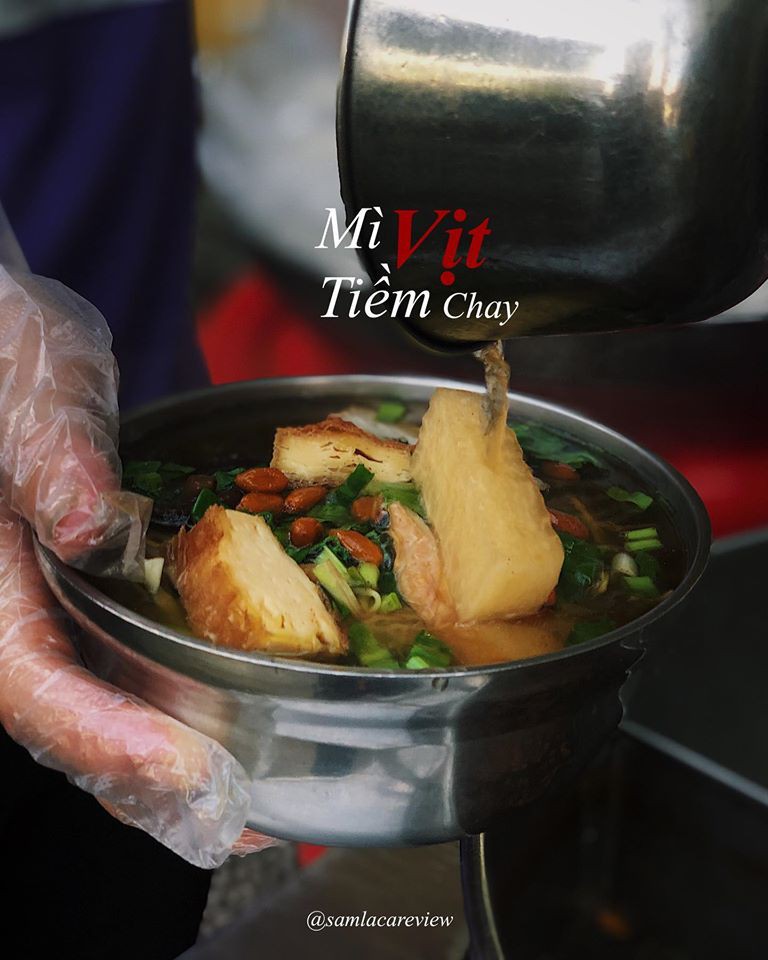 Bữa xế Sài Gòn: Hủ tiếu và mì vịt tiềm chay hay nem nướng Nha Trang chính hiệu? - Hình 2