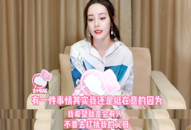 Cha mẹ bị người lạ quấy nhiễu, Địch Lệ Nhiệt Ba tức giận lên tiếng: Tôi biết bạn là ai, cha mẹ tôi không cần bạn phải bận lòng - Hình 1